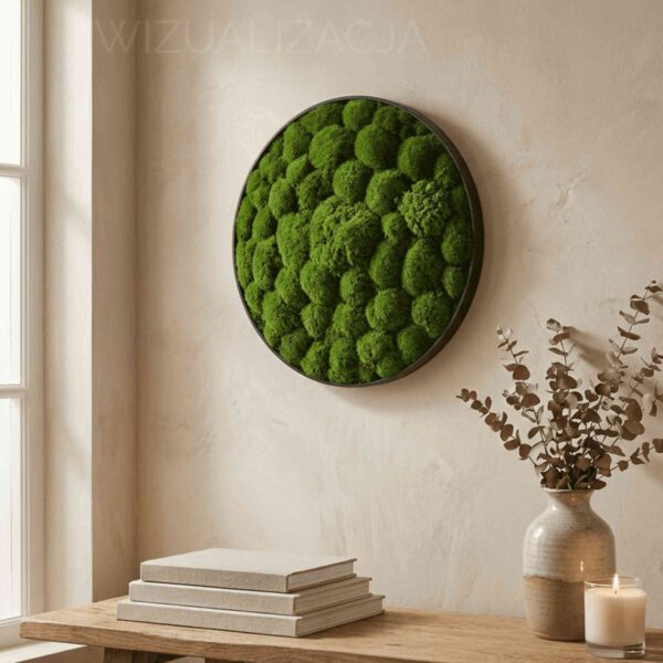 Okrągły obraz z mchu poduszkowego.
