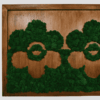 Obraz_z_mchu_chrobotka_moss_flower_bok Obraz z mchu chrobotka Moss Flower Starannie wyselekcjonowany mech chrobotek w odcieniu soczystej zieleni współgra z elegancką drewnianą ramą w kształcie kwiatów, podkreślając nowoczesny i oryginalny charakter obrazu, czyniąc go doskonałym wyborem zarówno do minimalistycznych, jak i klasycznych aranżacji.