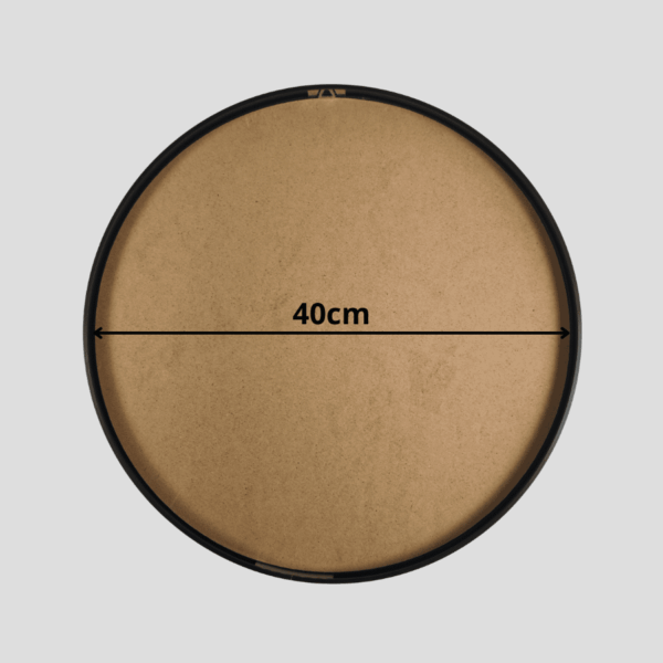 Okrągła ramka aluminiowa o średnicy 40 cm wraz z płytą mdf 3mm, idealna do tworzenia obrazów z mchu stabilizowanego, kompozycji roślinnych oraz ekspozycji zdjęć i grafik.